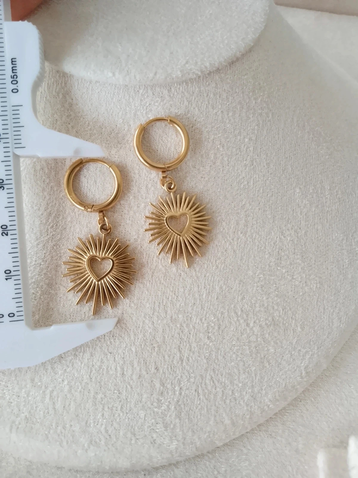 Golden sunlit heart earrings – photo 2